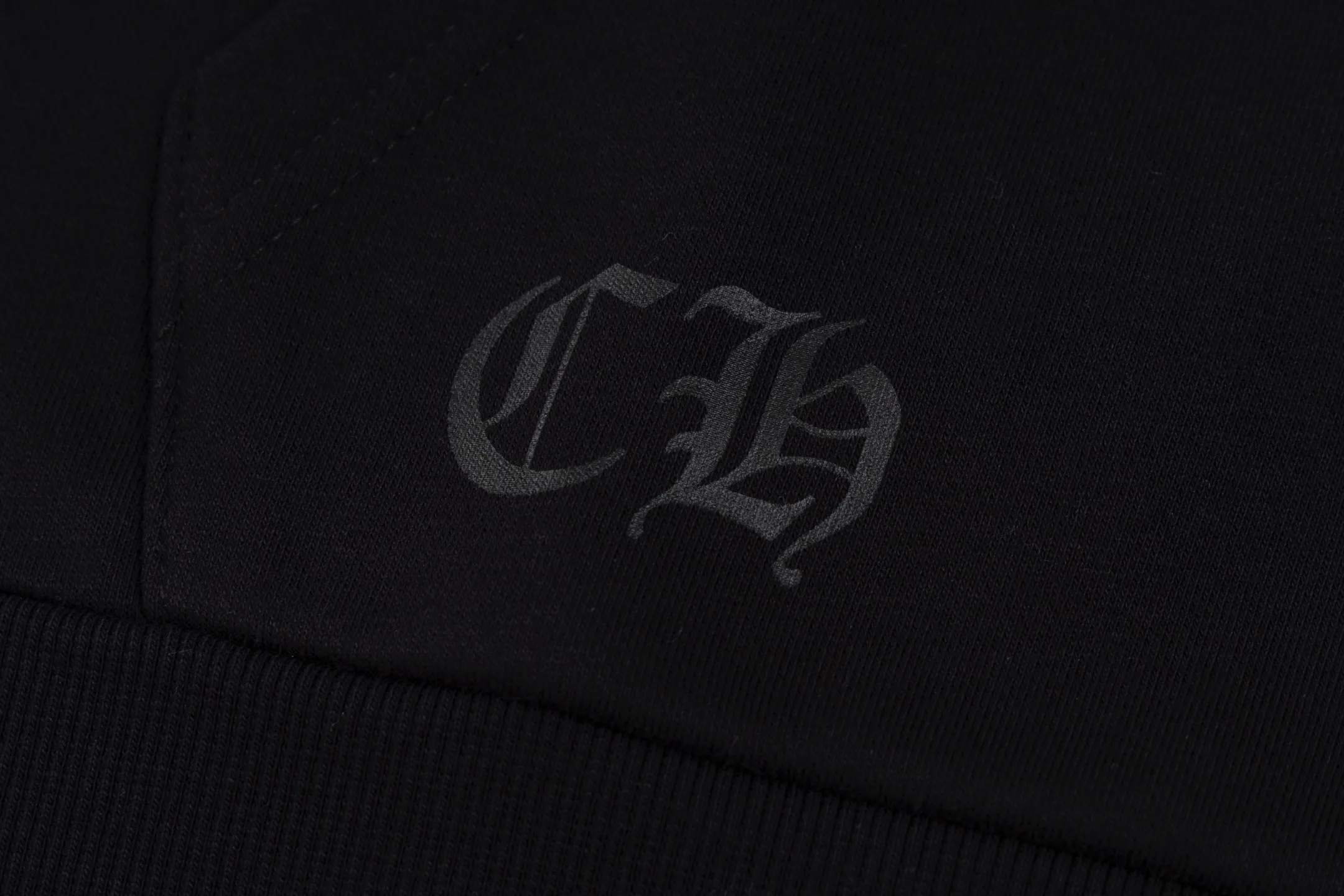 🅿️520 [Exclusive supply] CH Crow Heart New York City Limited Hooded Jacket The fabric is made of high-quality 42-count 380g pure cotton fabric, bringing a comfortable wearing experience. The sweatshirt is designed to be the same for men and women, in classic black color with the brand's iconic elements. The specially customized cross antique silver zipper pull shows the brand's luxurious details, and the zipper is smooth and durable. The imported ink printing process ensures three-dimensional and full patterns and long-lasting colors. As a city-limited element, the horseshoe print shows a unique New York style. The body is exquisitely tailored, and the hood design is practical and fashionable. The cuffs and hem are elasticated to improve warmth and stiffness. yb's customization process ensures that each sweater meets perfect shipping standards, and everything from fabric selection to finished product production is strictly controlled. This sweatshirt not only retains Chrome Hearts' consistent street luxury style, but also incorporates city-limited features. It is a boutique item with both collection value and daily wear. Size:S/M/L